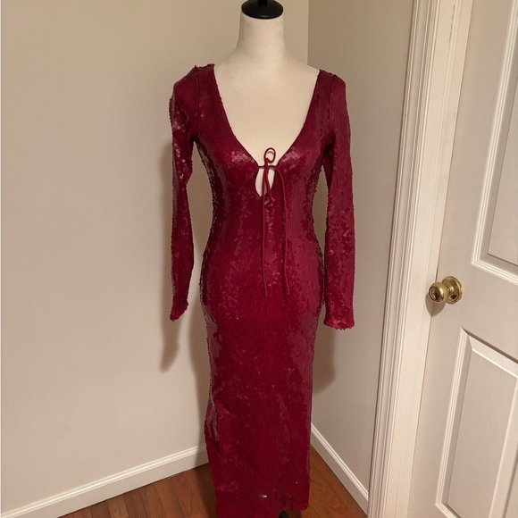 Bardot Verona Sequin Maxi Dress in Burgundy - Picture 5 of 8